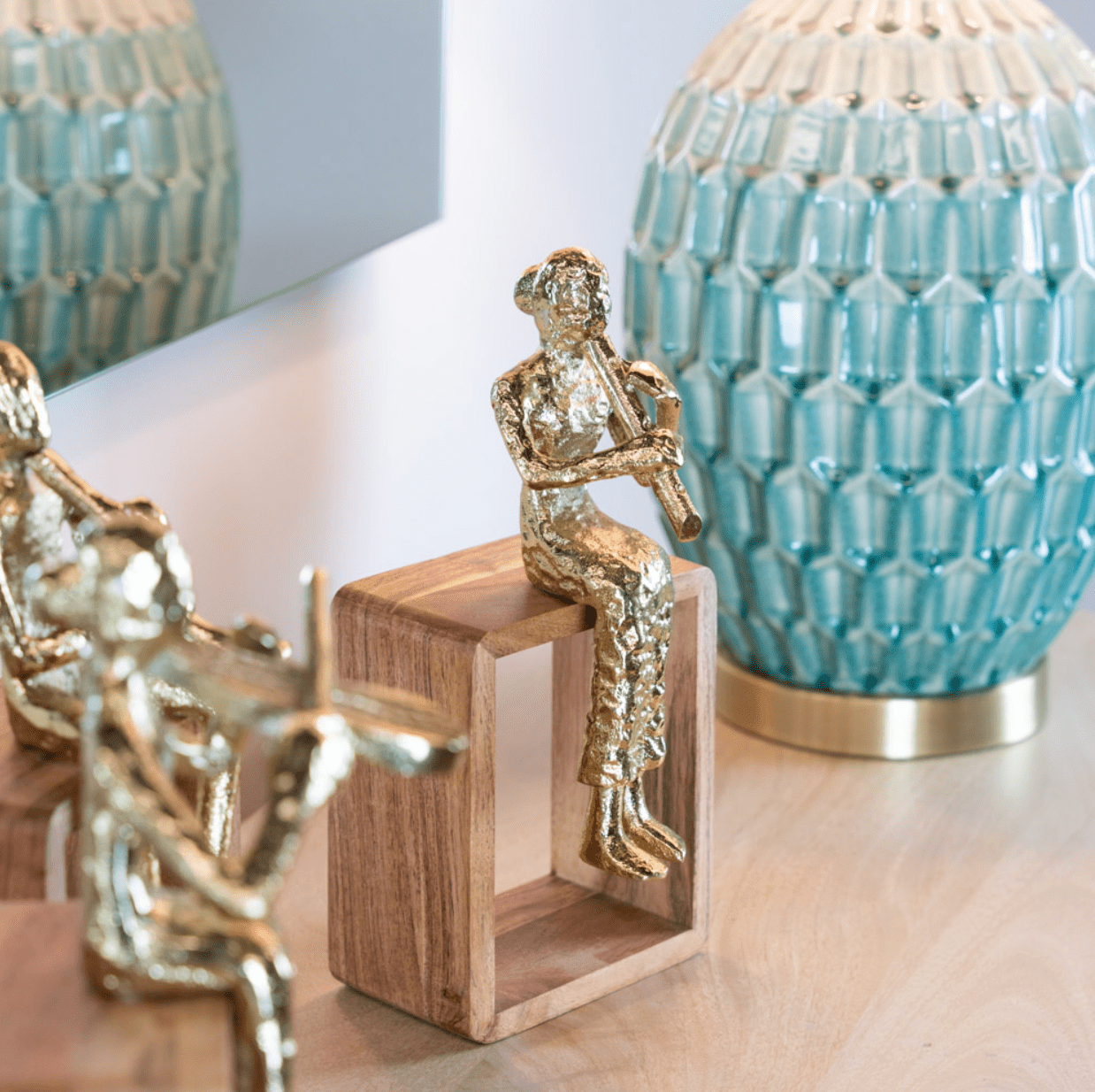 Sitting musician flute gold - Luxury Interiors