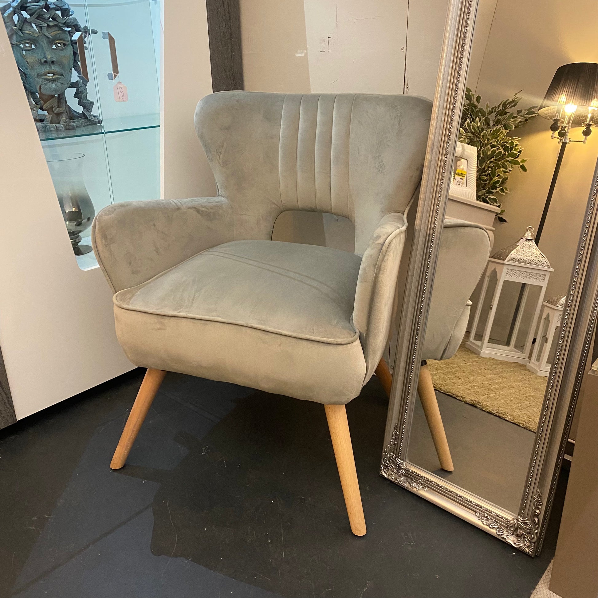 The Allure of Jewel Tone Velvet in Modern Interiors 2 https://luxuryinteriors.ie/cdn/shop/files/IMG_9085.heic?v=1744197314&width=1946