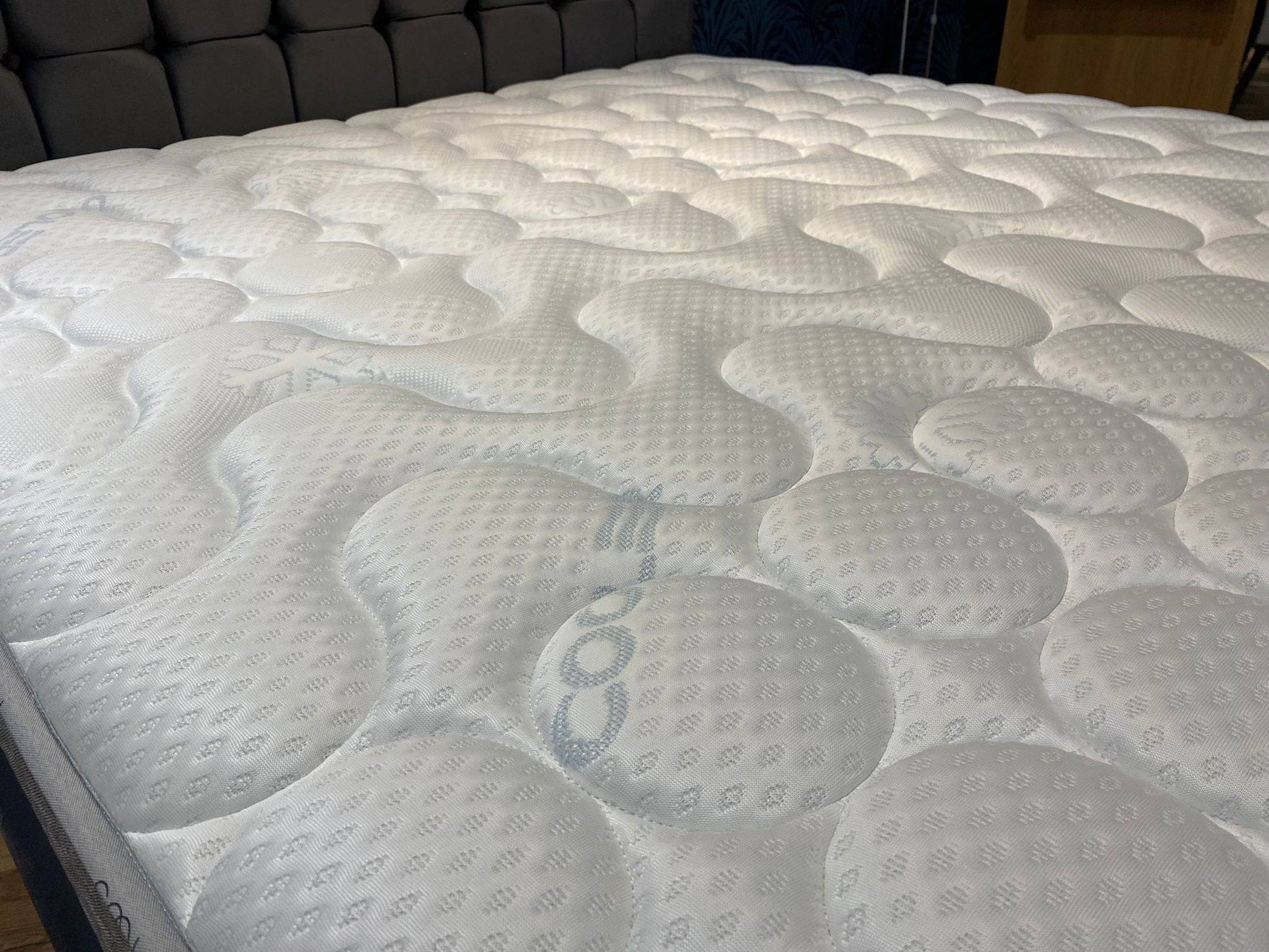 Spinal Support Body Temperature Regulation Mattress - Luxury Interiors